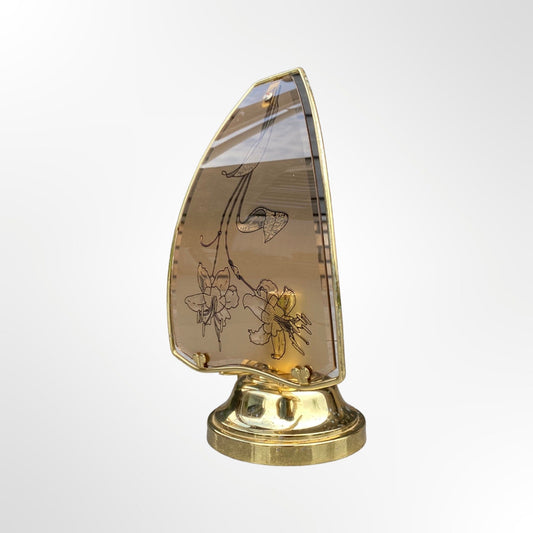 VNTG Sailboat Lamp | Mid Century Modern Light Made Of Brass And Glass | Flower Pattern Glass | Vintage Desk Lamp | Vintage Table Lamp 1960s - FancyVintage.nl -